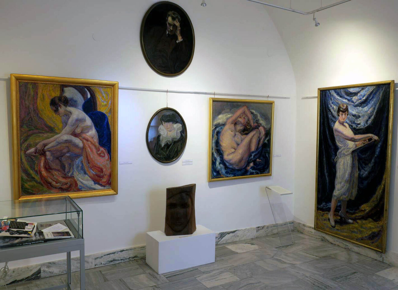 Fragment wystawy z prezentowanymi barwnymi portretami i aktami Małgorzaty łady-Maciągowej.