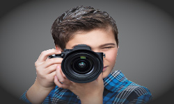 chłopiec z aparatem fotograficznym