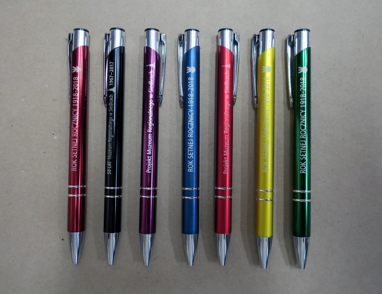 Siedem długopisów z logo muzeum 