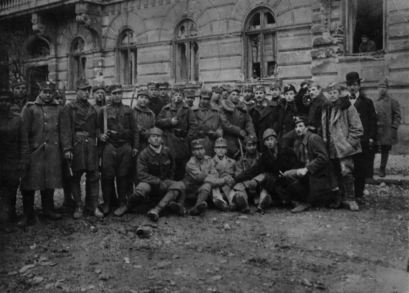 Pozowane zdjęcie grupowe żołnierze na ulicy