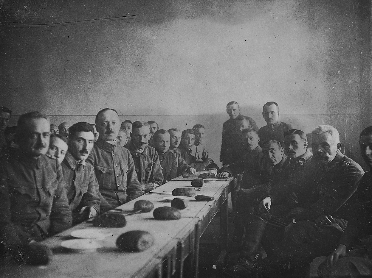Żołnierze siedący przy stole. Posiłek