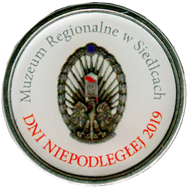 reweneta odznaka wojskowa z orzełkiem oraz napisami Muzeum Regionalne w Siedlcach Dni Niepodległej 2019 na białym tle