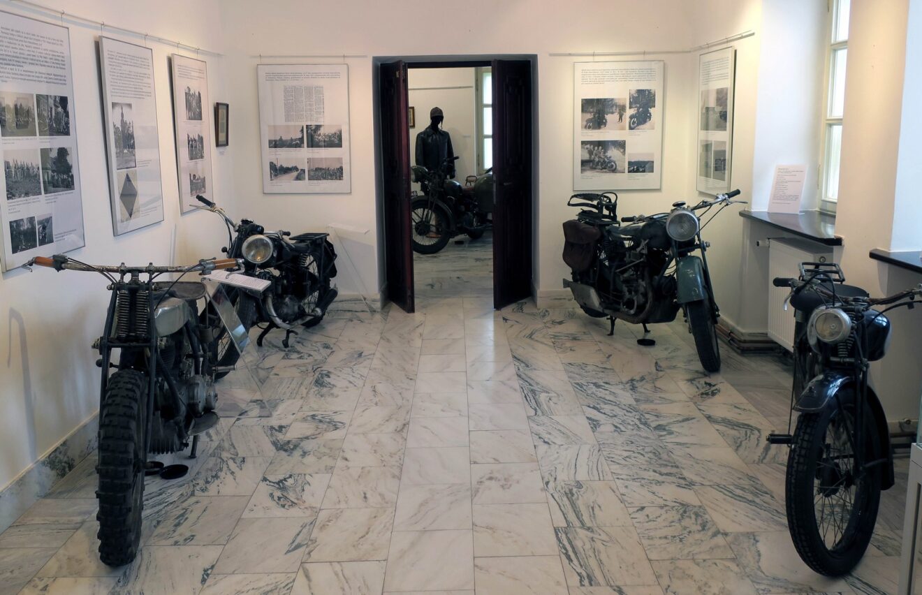 Fragment wystawy z motocyklami z okresu międzywojennego