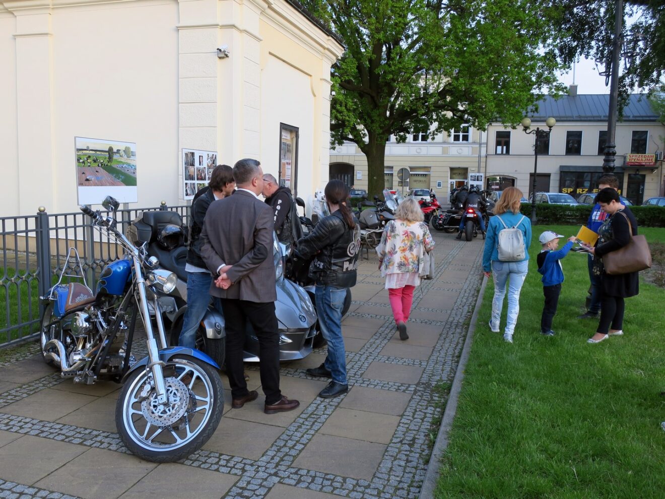 Motocykle członków GRYF MC POLAND przed budynkiem