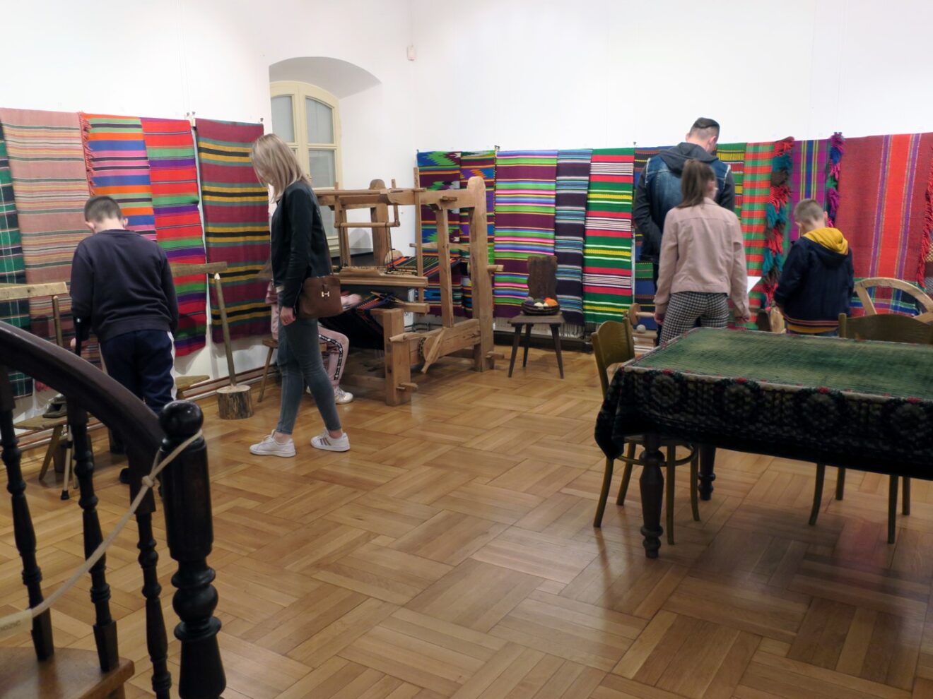 Zwiedzający na wystawie Dywany, płachty, dery