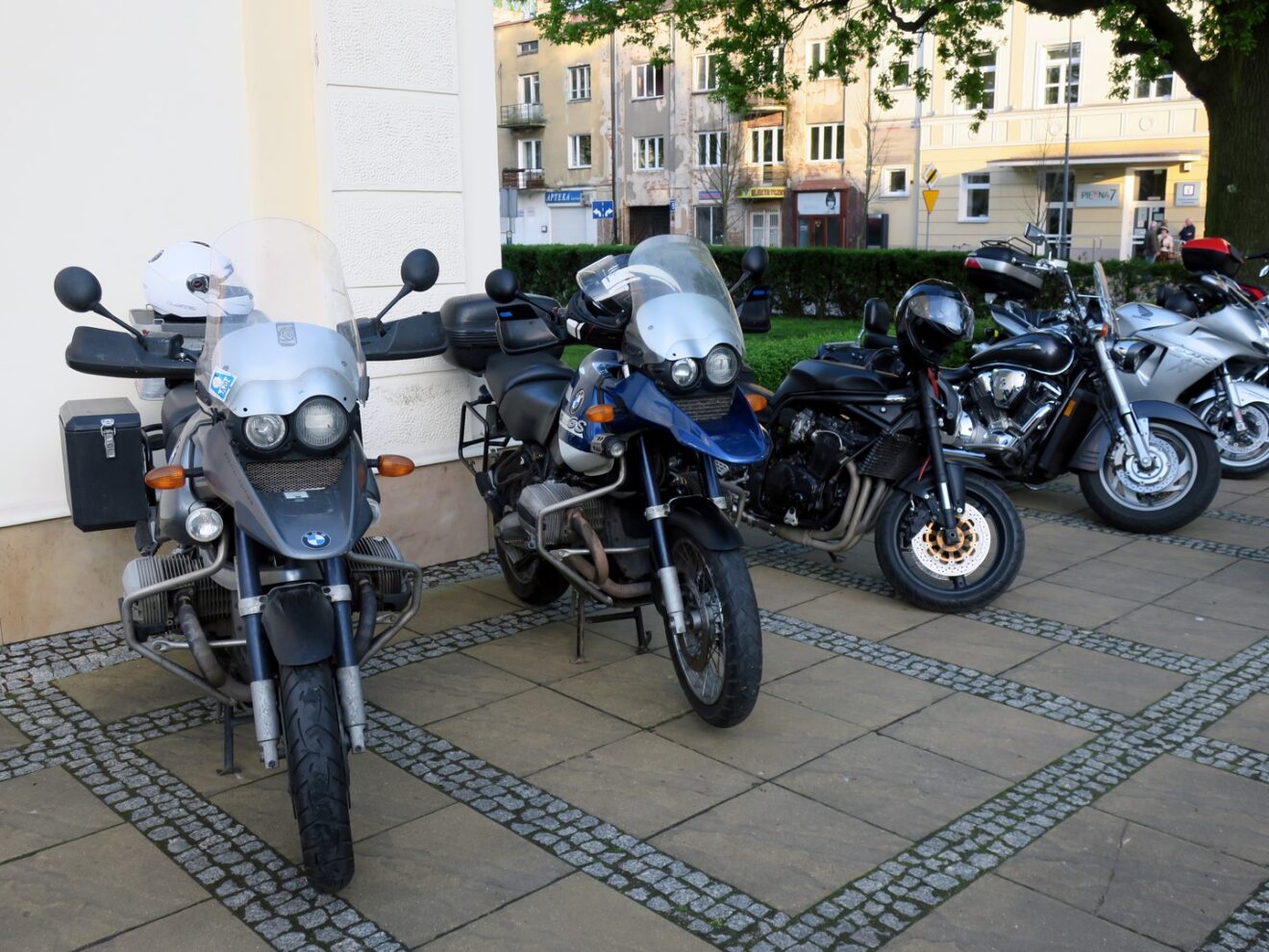 Motocykle członków GRYF MC POLAND przed budynkiem muzeum