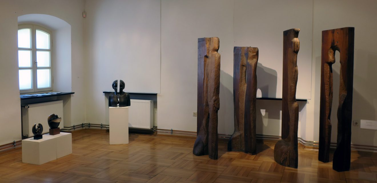 Fragment wystawy z różnymi kompozycjami metalowymi i marurowymi.