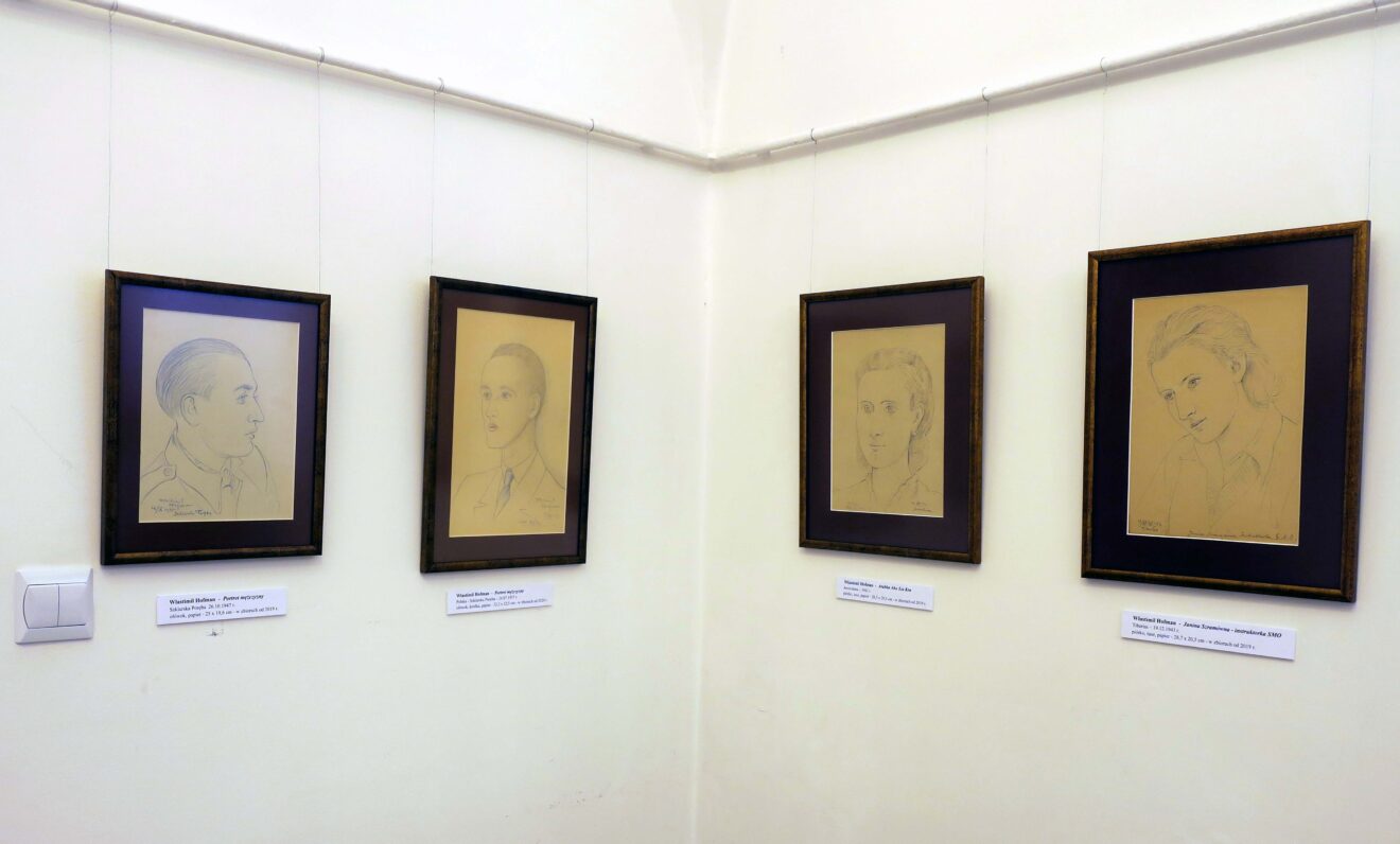 Fragment ekspozycji z czterema rysunkami portretowymi  