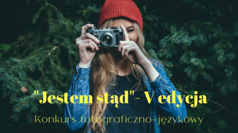 Postać młodej kobiety robiącej fotografię
