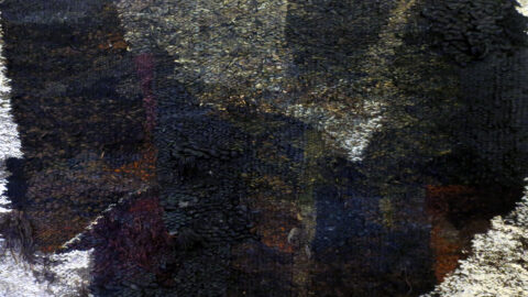 Fragment fotografii tkaniny Abakanowicz w tonacji ciemnobrązowej