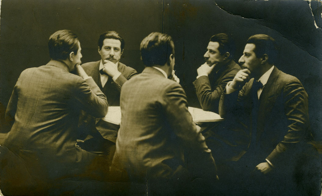 Pięciokrotny portret siedzącego mężczyzny przy stole.