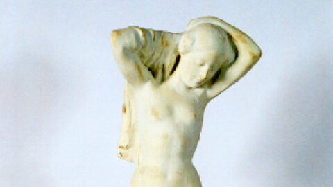 Fragment rzeźby wycierającej się po kąpiel młodej kobiety
