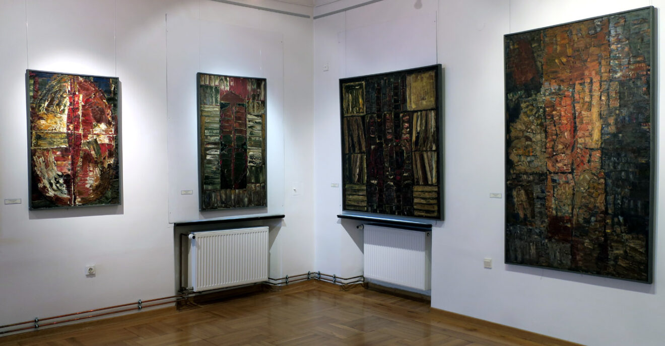 Fragment wystawy z 4 obrazami olejnymi. 