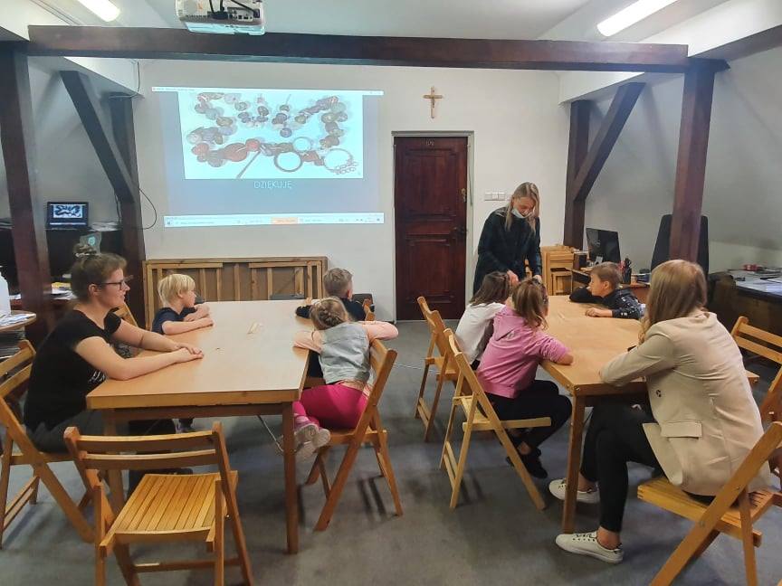 Grupa dzieci podczas lekcji muzealnej