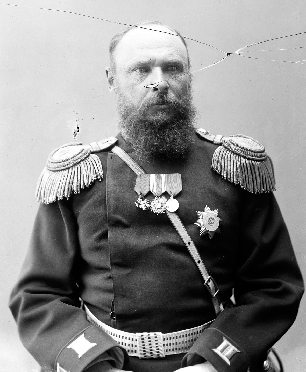 Fotografia portretowa mężczyzny ubranego w XIX-wieczny mundur wojskowy.